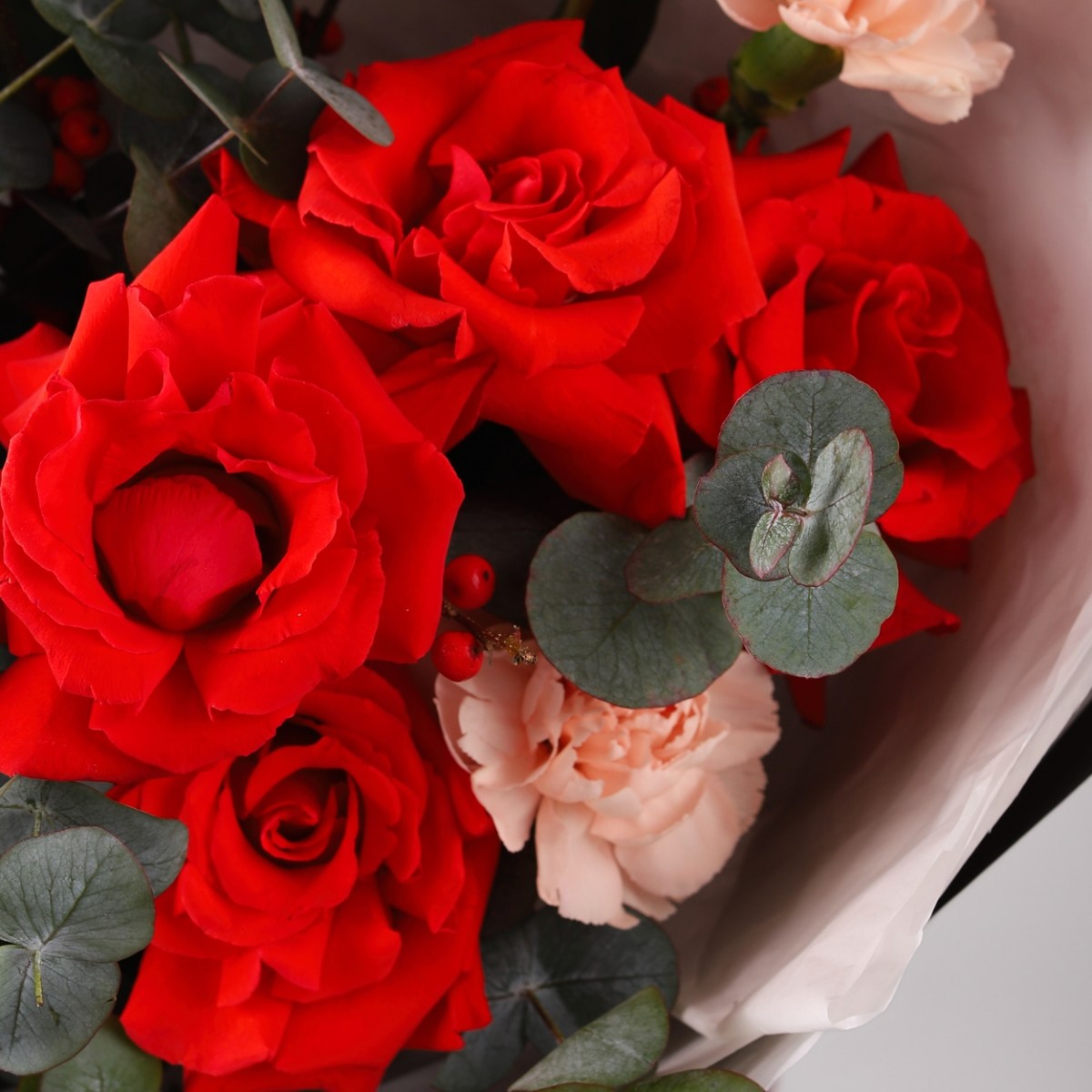 avtorskij buket s francuzskoj rozoj i diantusom 7